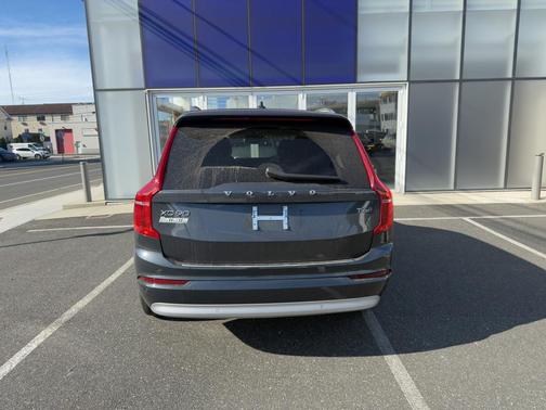 2022 Volvo XC90 T6 Momentum 7 Passenger