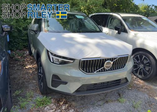 2025 Volvo XC40 B5 Core Bright Theme