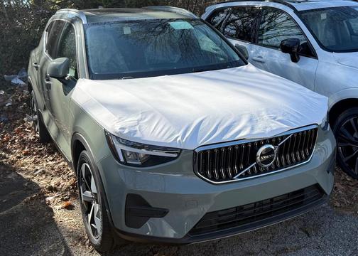 2025 Volvo XC40 B5 Core Bright Theme