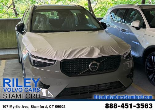 2025 Volvo XC40 B5 Plus Dark Theme