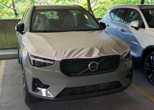 2025 Volvo XC40 B5 Plus Dark Theme