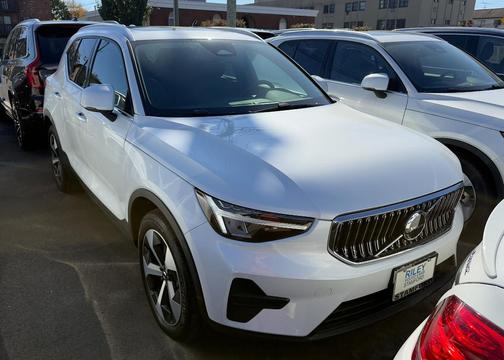 2025 Volvo XC40 B5 Core Bright Theme