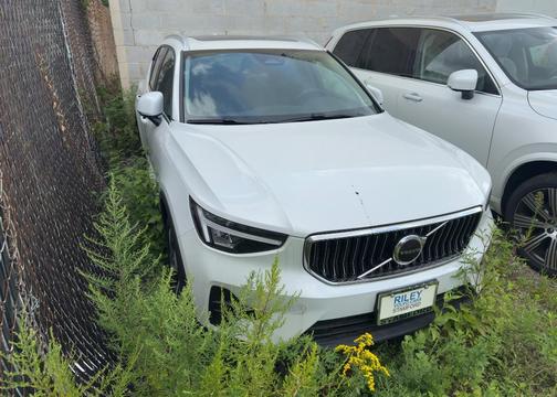 2025 Volvo XC40 B5 Core Bright Theme