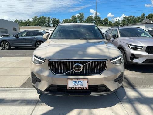 2025 Volvo XC40 B5 Core Bright Theme