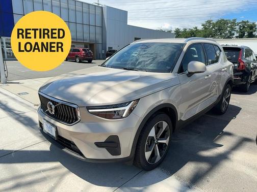 2025 Volvo XC40 B5 Core Bright Theme