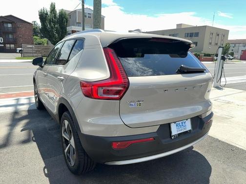 2025 Volvo XC40 B5 Core Bright Theme