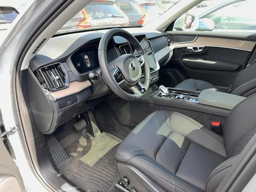 2025 Volvo XC90 B5 Core