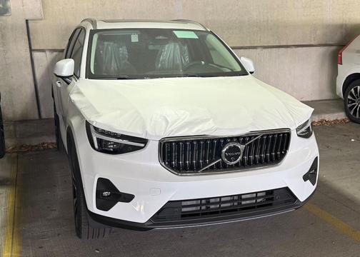 2025 Volvo XC40 B5 Ultra Bright Theme