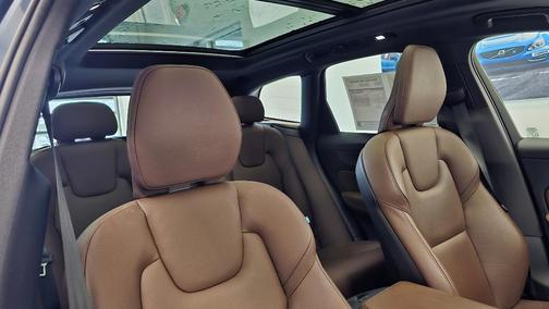 2023 Volvo XC60 B5 Plus Bright Theme