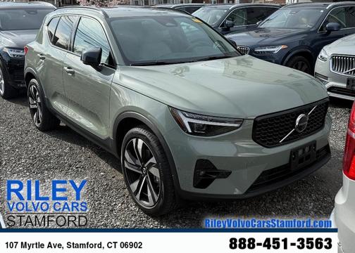 2024 Volvo XC40 B5 Ultimate Dark Theme