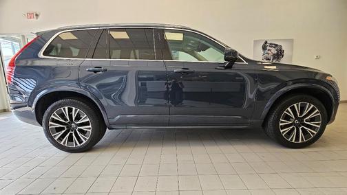 2022 Volvo XC90 T6 Momentum 7 Passenger