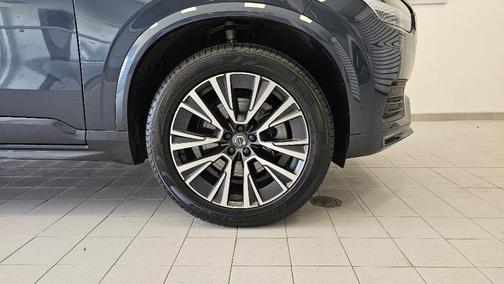 2022 Volvo XC90 T6 Momentum 7 Passenger