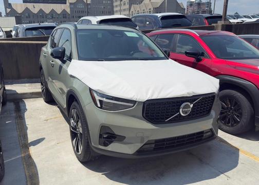 2025 Volvo XC40 B5 Ultra Dark Theme