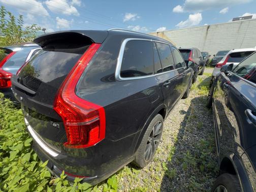 2022 Volvo XC90 T6 Momentum 7 Passenger