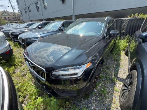 2022 Volvo XC90 T6 Momentum 7 Passenger