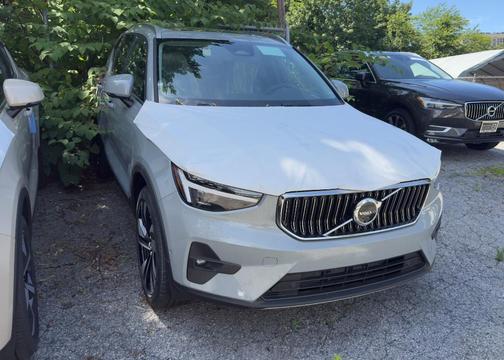 2025 Volvo XC40 B5 Ultra Bright Theme