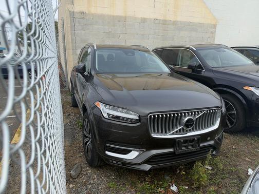 2023 Volvo XC90 B5 Plus