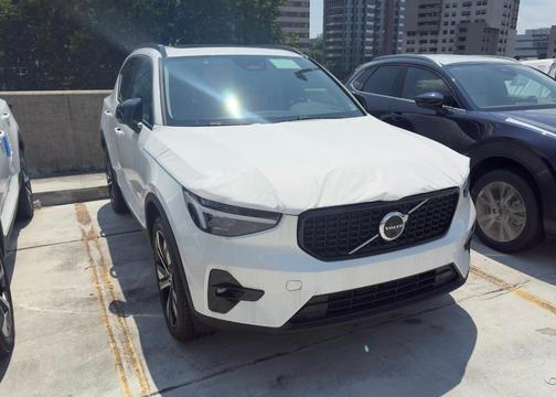 2025 Volvo XC40 B5 Plus Dark Theme