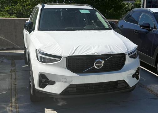 2025 Volvo XC40 B5 Plus Dark Theme