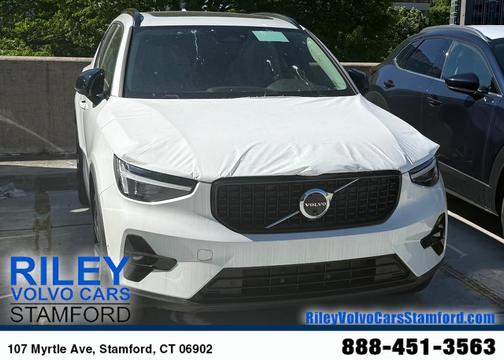 2025 Volvo XC40 B5 Plus Dark Theme