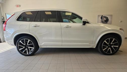 2022 Volvo XC90 T6 AWD Momentum 6 Seater