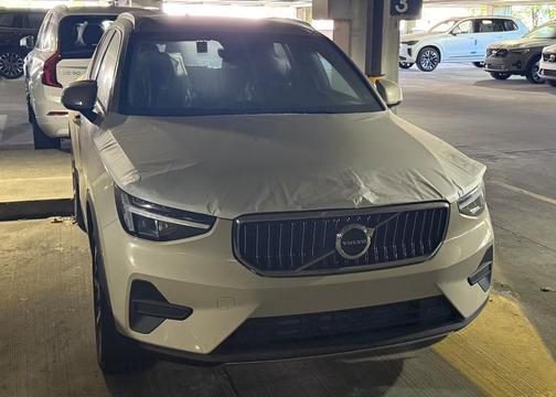 2025 Volvo XC40 B5 Core Bright Theme
