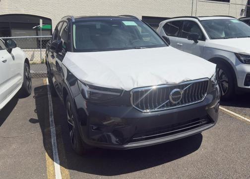 2025 Volvo XC40 B5 Ultra Bright Theme