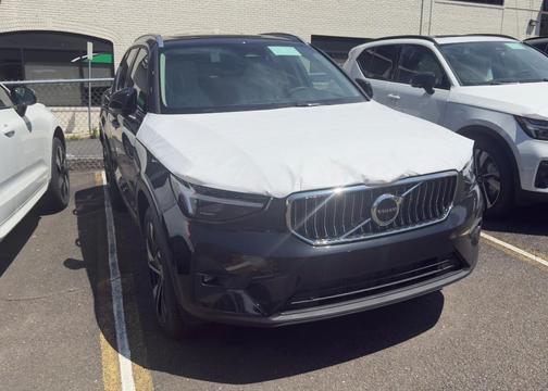2025 Volvo XC40 B5 Ultra Bright Theme