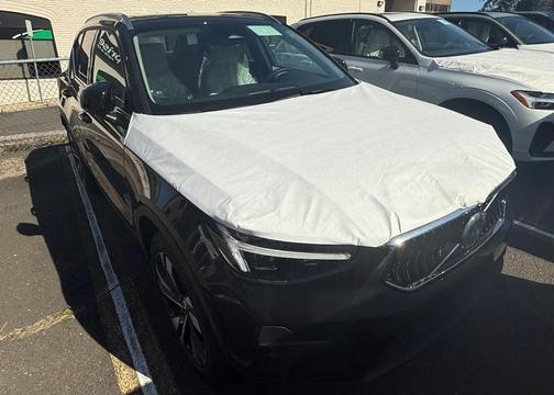 2025 Volvo XC40 B5 Ultra Bright Theme