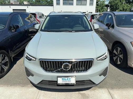 2025 Volvo XC40 B5 Core Bright Theme