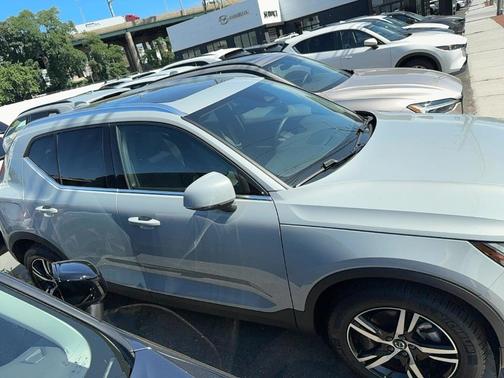 2025 Volvo XC40 B5 Core Bright Theme