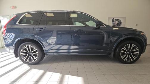 2022 Volvo XC90 T6 Momentum 7 Passenger