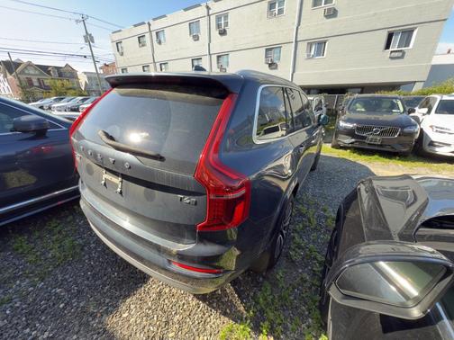 2022 Volvo XC90 T6 Momentum 7 Passenger