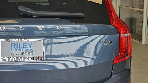 2022 Volvo XC90 T6 Momentum 7 Passenger