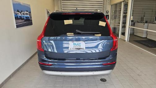 2022 Volvo XC90 T6 Momentum 7 Passenger