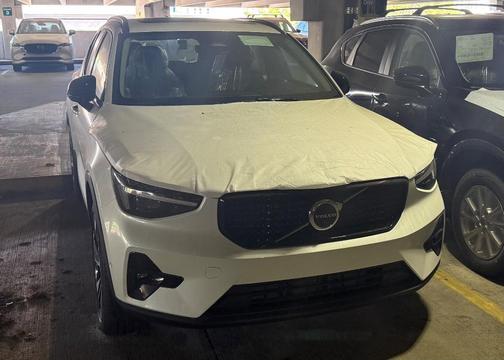 2025 Volvo XC40 B5 Plus Dark Theme