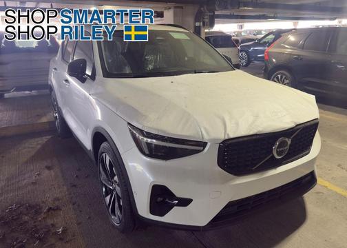 2025 Volvo XC40 B5 Plus Dark Theme