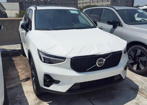 2026 Volvo XC40 B5 Plus