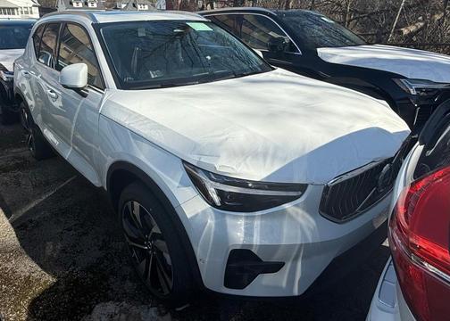 2025 Volvo XC40 B5 Plus Bright Theme