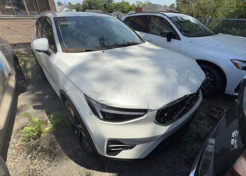 2025 Volvo XC40 B5 Plus Bright Theme