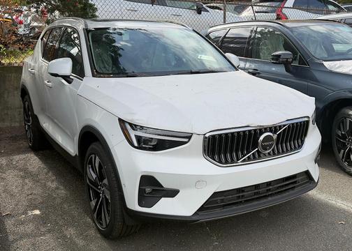 2025 Volvo XC40 B5 Plus Bright Theme