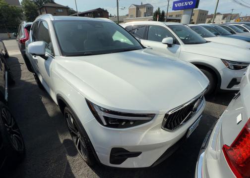 2025 Volvo XC40 B5 Ultra Bright Theme