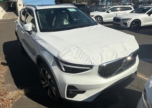 2025 Volvo XC40 B5 Ultra Bright Theme
