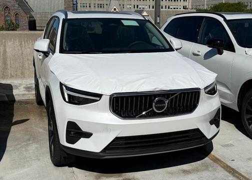 2025 Volvo XC40 B5 Plus Bright Theme