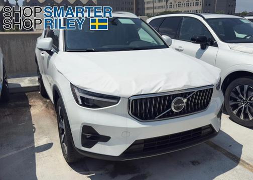 2025 Volvo XC40 B5 Plus Bright Theme
