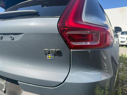 2023 Volvo XC40 B5 Plus Dark Theme
