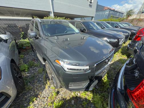 2022 Volvo XC90 T6 Momentum 7 Passenger