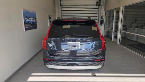2022 Volvo XC90 T6 Momentum 7 Passenger