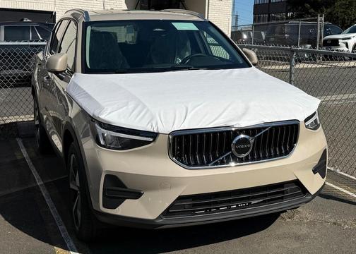 2025 Volvo XC40 B5 Core Bright Theme