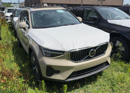 2025 Volvo XC40 B5 Core Bright Theme
